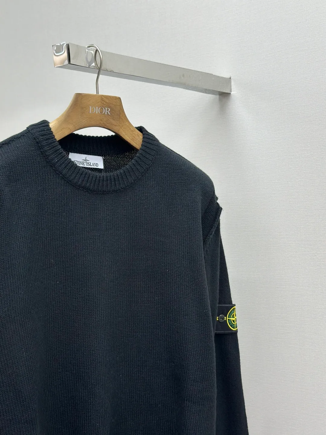 P420 Stonelsland Stone Island arm embroidered logo sweater Fabric: 30% wool, 50% cotton, 20% spandex.  Accessories: The arm embroidery logo is made of double-layer soft leather, with embroidery logo technology on the surface and embellishment with the brand logo. Comes with laser engraved metal buttons.  Process: garment washing-fixing color-fixing pattern-removing wool impurities.  This style is woven with a 7-needle imported machine, with knitted threads on the neck and hem, and embroidered logos on the arms to present the brand vision.  Accessories: Customized 1:1 washed trademark Accessories: Customized 1:1 embroidery label Accessories: Customized 1:1 lettering buttons Craftsmanship: S-M-L-XL Color: Black-Grey